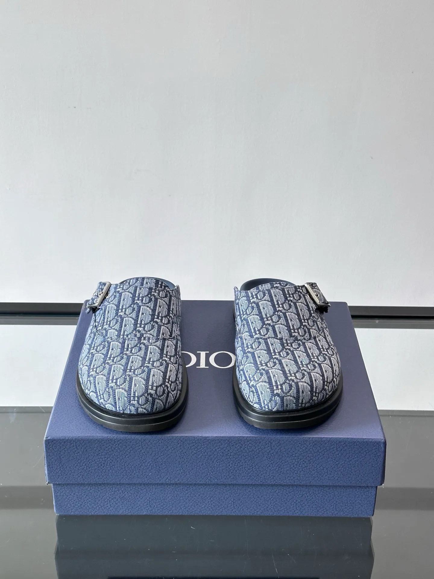 p340 "Dio＊" Brand new mules are available. I think cap-toe mules are really cool for boys. They are Dior's most classic oblique print and are fashionable and comfortable. These Dior Aqua mules combine modern style and classic design. Beige and black Oblique printed fabric upper with adjustable straps and a metal-clad copper alloy Dior buckle for added style. Paired with black leather, rubber and EVA notch soles, they can be easily paired with a variety of casual outfits. size: 38-45 (45 customized)